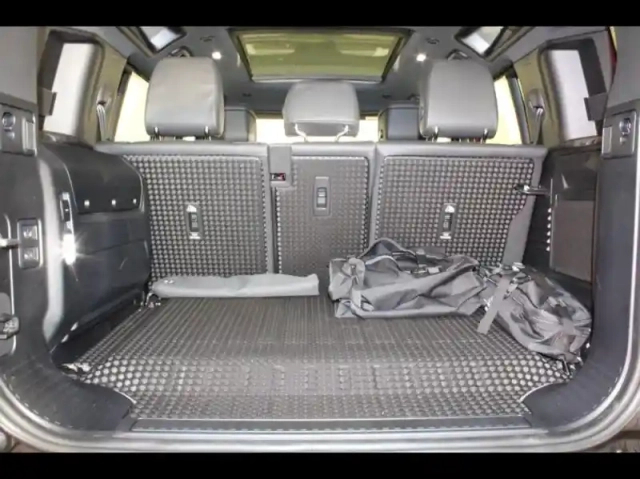 Land Rover Defender 110 2.0 p300e phev trophy edition keswick green — photo 15