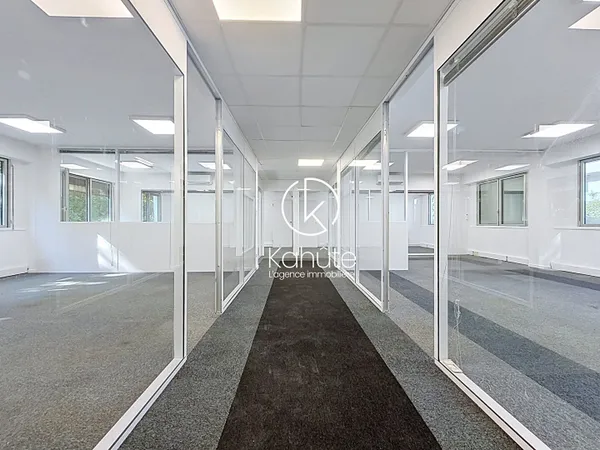 À deux pas du centre d'Ecully, au Rez de chaussez, Bureaux de 120 m2, lumineux, climatisés, disponib