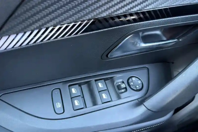Peugeot 2008 hybrid 145 e-dcs6 — photo 32