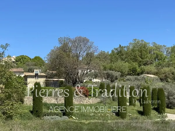 Exclusivité ! Proche d'un beau village du Luberon, magnifique propriété avec vue, piscine et dépenda