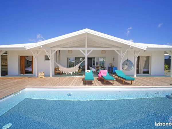 Villa contemporaine avec piscine dans résidence sécurisée - Saint-François