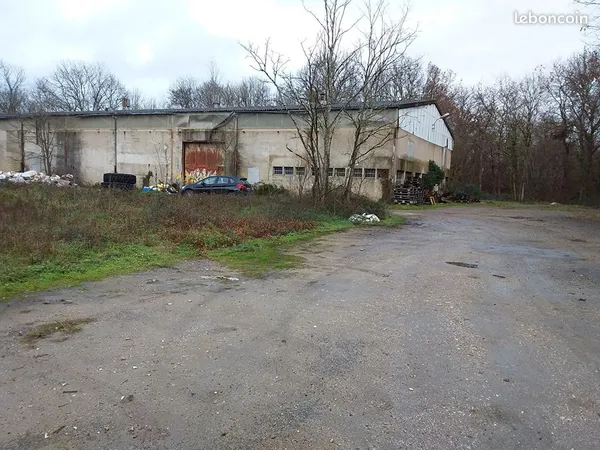Local 1000 m² LES EGLISOTTES ET CHALAURES