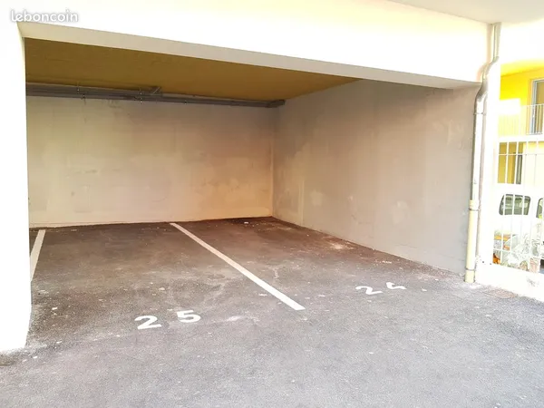 Place parking dans résidence privée
