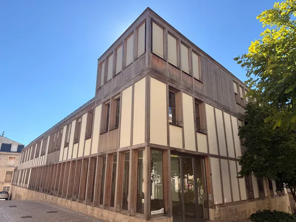 Local professionnel 5566 m²