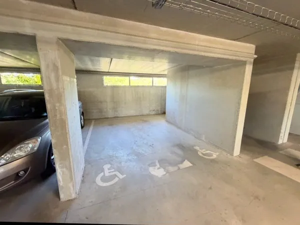 Parking intérieur PMR avec espace supplémentaire