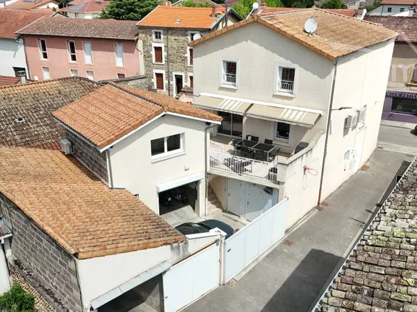 Ensemble immobilier de 266 m² avec local commercial, habitation, garages et cour
