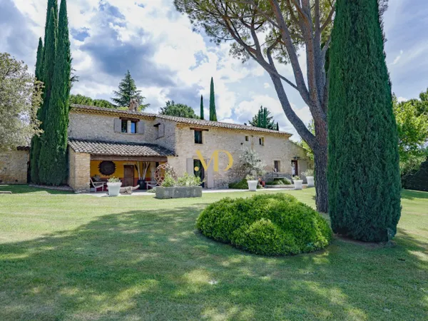Élégante propriété provençale dominante au coeur du Luberon