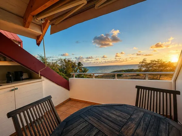 Studio vue mer en première ligne à Sainte-Anne Dernier éta