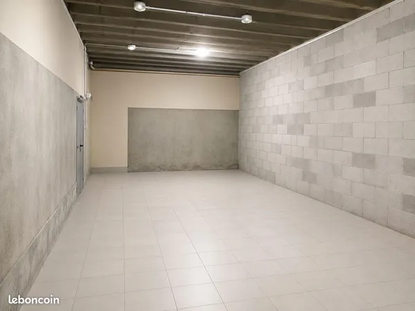 Local 75 m² Sain-Bel