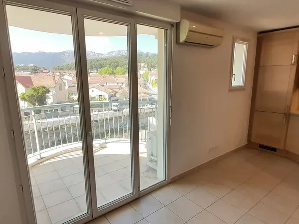 Studio climatisé de 25m2 + grande terrasse avec vue dégagée