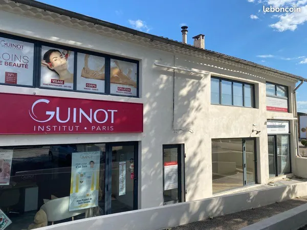 Local commercial 44 m² - Axe passant et commercial - 900 / mois