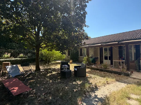 Maison de plain-pied avec 3 chambres, garage et jardin