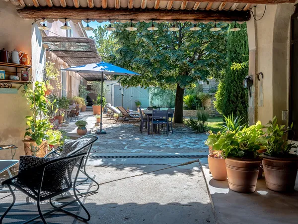 Mas provençal rénové avec atelier et bassin en coeur de village