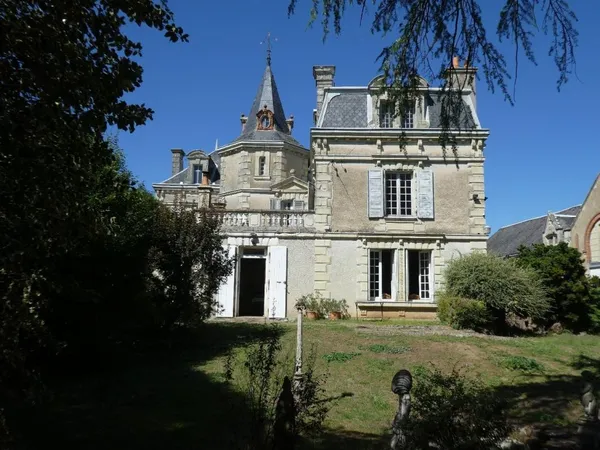 Vends maison située en campagne - 265 m² - 8 pièces, 5 chambres - Irais 79600