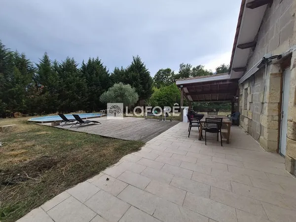 Maison familiale avec 3 chambres, piscine, étang, garage au calme