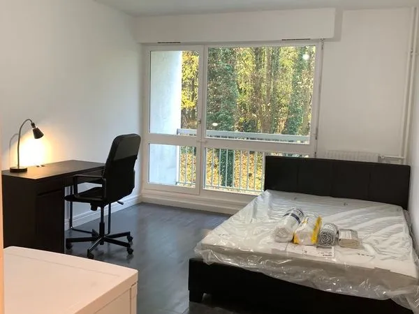 COLOCATION Grande Chambre 16m2 CC avec balcon privatif sans vis-à-vis (vue sur bosquet) dans un appa