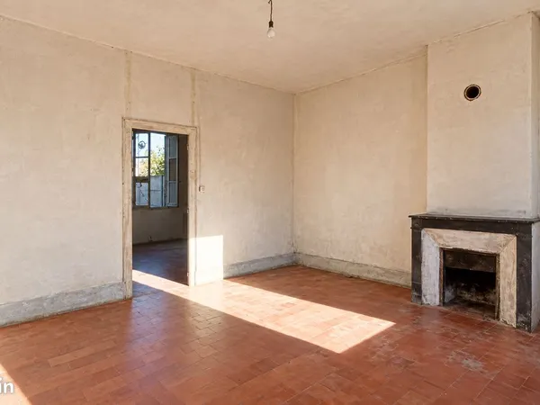 Maison à rénover - 39 m² + grenier 38 m² au sol - cour