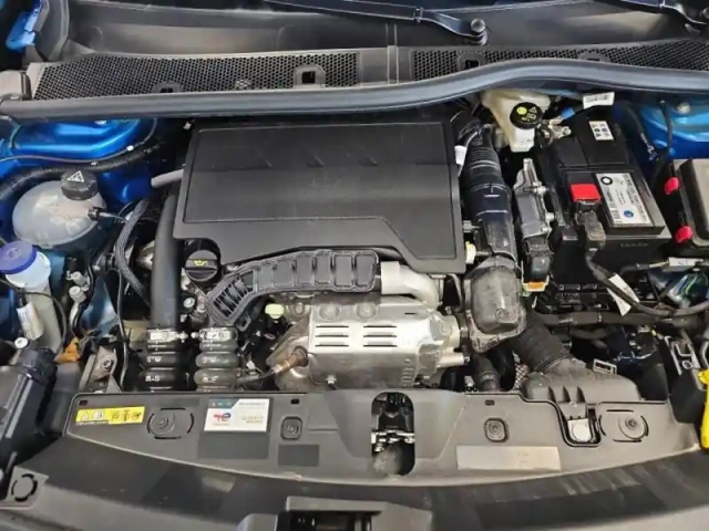 Peugeot 2008 1.2 puretech 100ch s&amp;s allure — photo 10