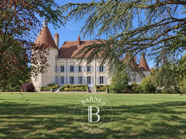 DOMAINE HISTORIQUE - UNE PROPRIETE REMARQUABLEMENT PRESERVEE EN AUVERGNE