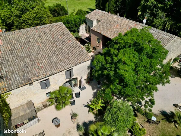 Mas du XVIIIe inscrit MH 411 m² 2 mas 9 chambres piscine aux portes d'Uzès