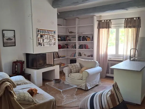 T2 de 52 m2 situé à l'arrière d'une villa .13190
