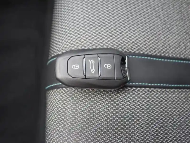 Peugeot 308 1.5 bluehdi 130ch s&amp;s allure pack eat8 — photo 15
