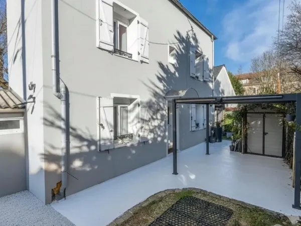 Maison rénovée 5 pièces avec terrasse et jardinet