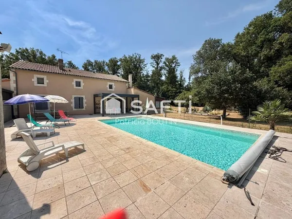 MAISON EN PIERRE 5 CHAMBRES + STUDIO ATTENANT ET PISCINE AVEC JARDIN A LEZAY