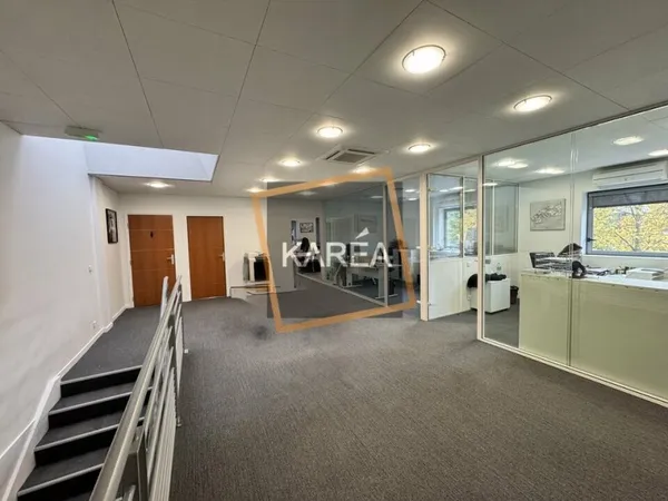 Local professionnel 275 m²
