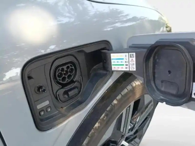 Renault Megane e-tech electric ev60 220ch iconic super charge — photo 10