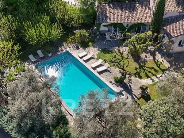 Bastide en pierre de 270m2, piscine et activité chambres d'hôte