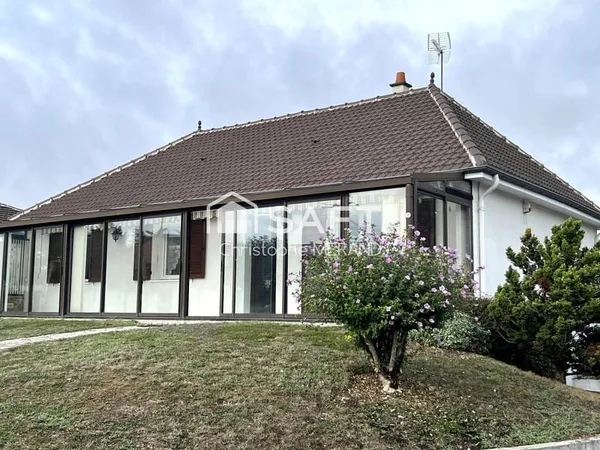 Beau pavillon dans le centre de DANGE SAINT ROMAIN