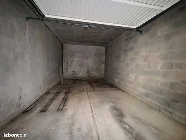 GARAGE fermé en sous-sol - REIGNIER