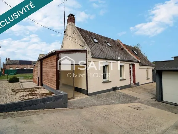 Maison en village avec toutes les commodités, 4 couchages possibles dont 1 au RDC, grand terrain con