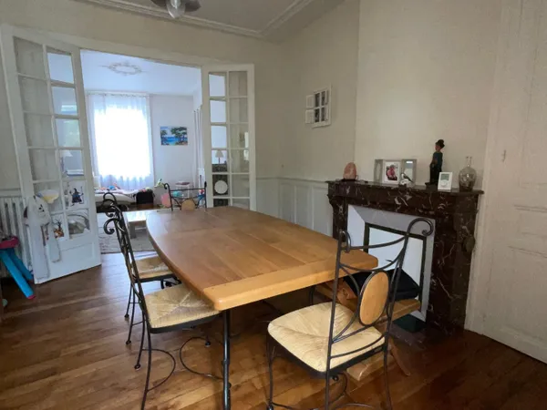 Maison 4 chambres, 2 bureaux, jardin, terrasse.