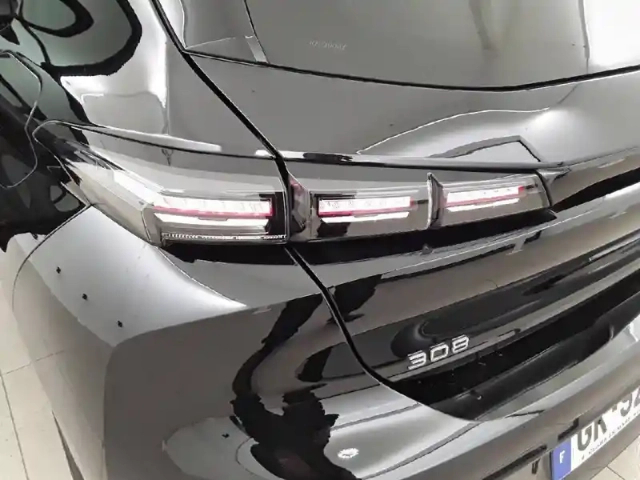 Peugeot 308 phev 180 e-eat8 — photo 17