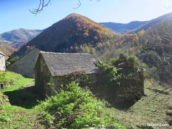 A vendre 2 belles granges en pierre à la montagne à 900m d'altitude