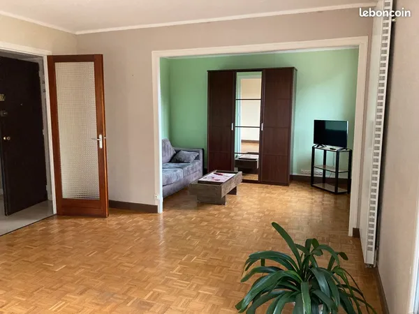 Appartement T3/T4 en parfait etat avec balcon et place de parking