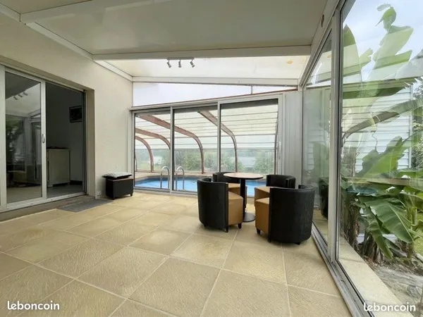 Vaste pavillon