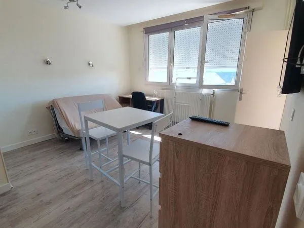 Studio toutes charges comprises