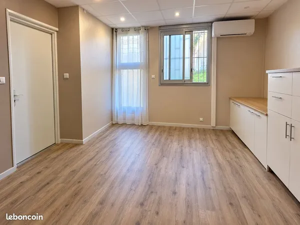 Bureau / Local professionnel 20 m² - VIAS - 650 CC