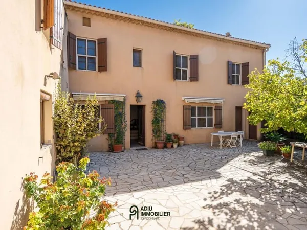 Maison en pierre avec cour et dépendances