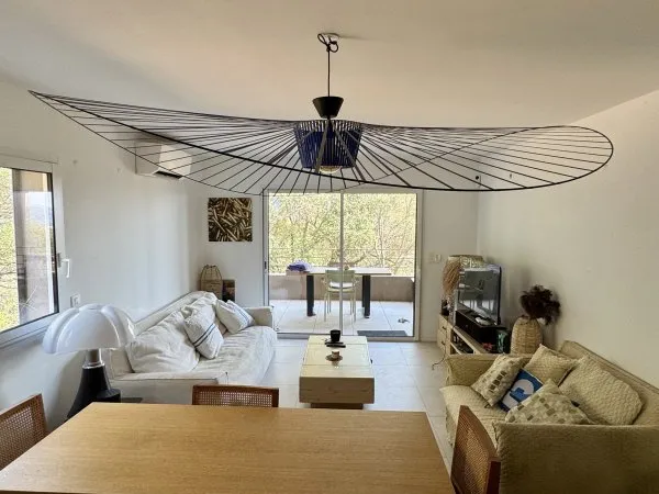 Loue appartement avec terrasse type 3 de 67m2 avec place de parking. avec deux chambres à Sotta.