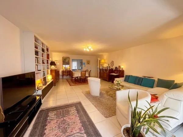 A VENDRE APPARTEMENT 3 PIECES 90 M2 AVEC GARAGE CV A PIED