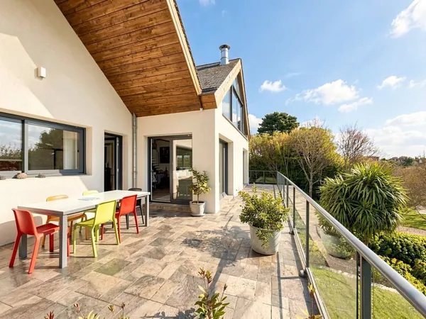 Maison d'architecte de 290m², 5 chambres et vie de plain pied. Résidence privée - Saint Caradec, Hen