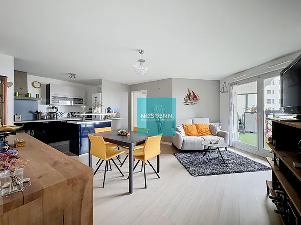 À vendre appartement F3 de 60 m² avec balcon et parking, proche centre-ville, résidence de 2015.