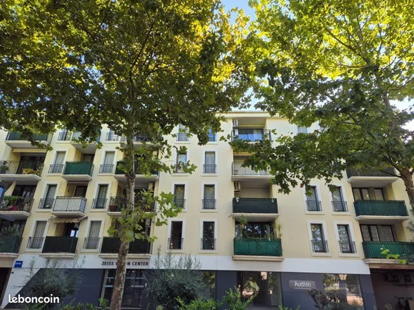 Appartement 1 chambre avec terrasse dans bel immeuble soigné à Lunel