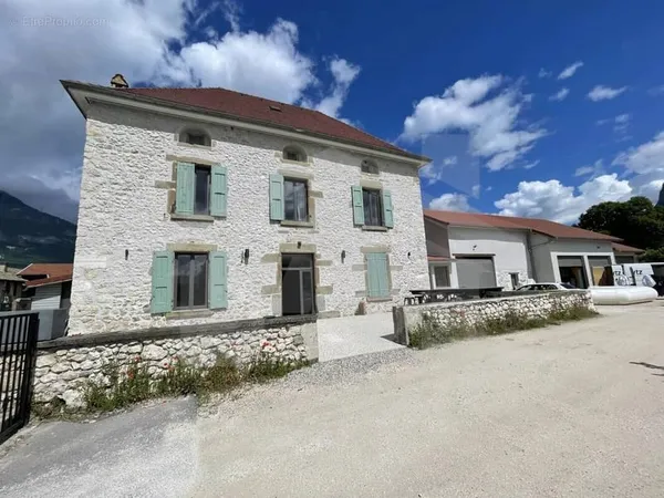 Maison de maître réhabilitée en bureau