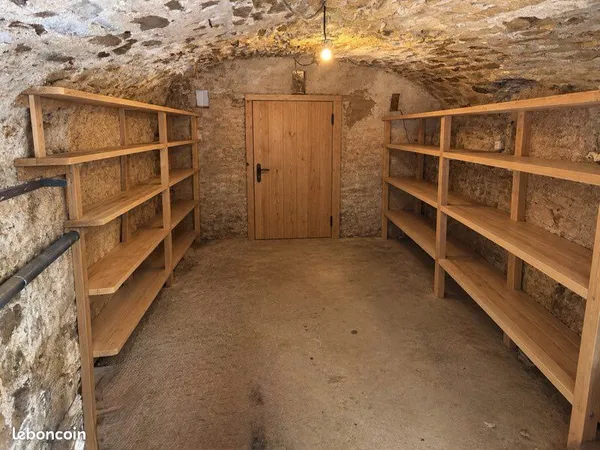 Cave voûtée en pierre - Le Muy - Belle hauteur et espace de stockage