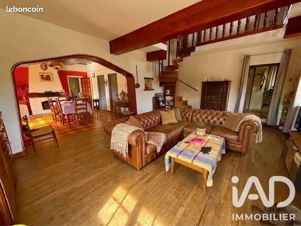 Maison 10 pièces 243 m²